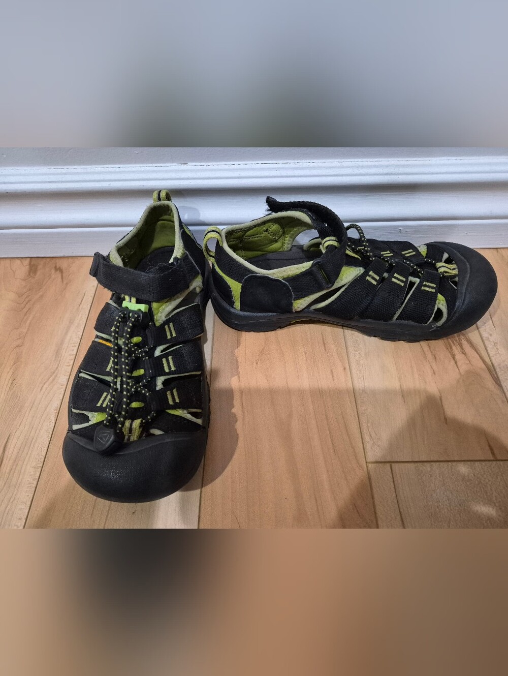 Keen youth size 2.5 sandals